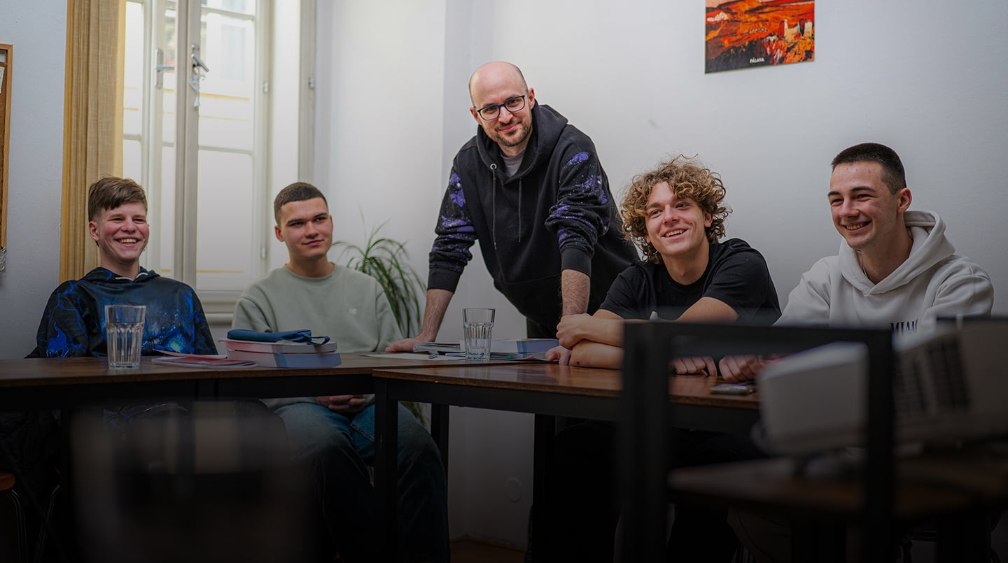 timur shakerzianov zqi2c2s2lyg unsplashcropdark